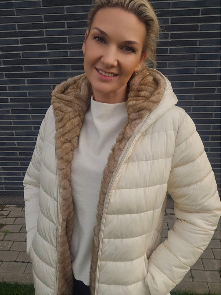 Kreminė striukė su kapišonu 